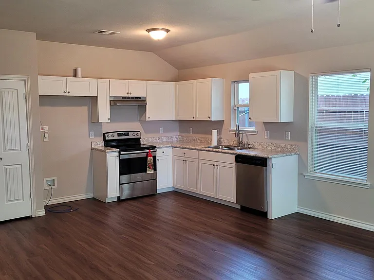 3417 Avenue G — Photo 2