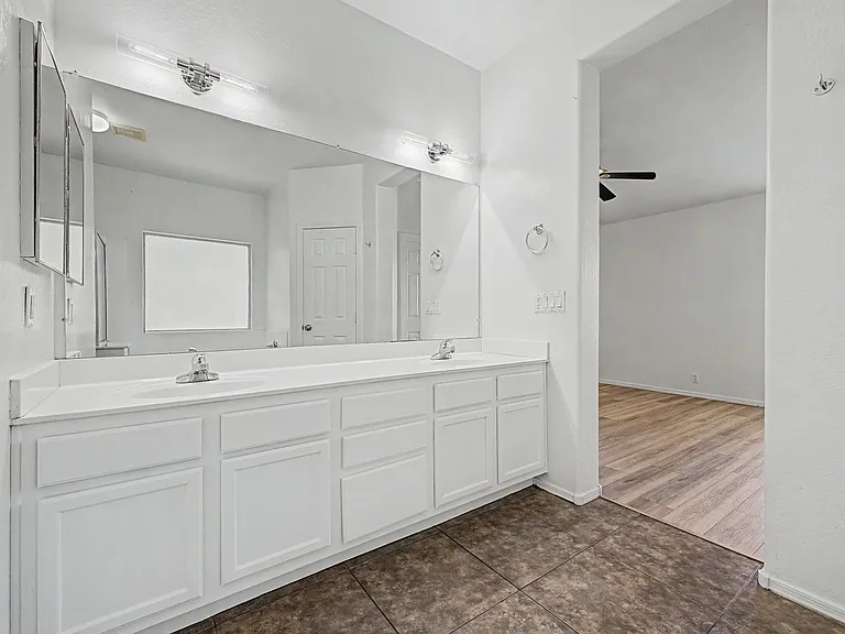 930 E Harwell Rd — Photo 18