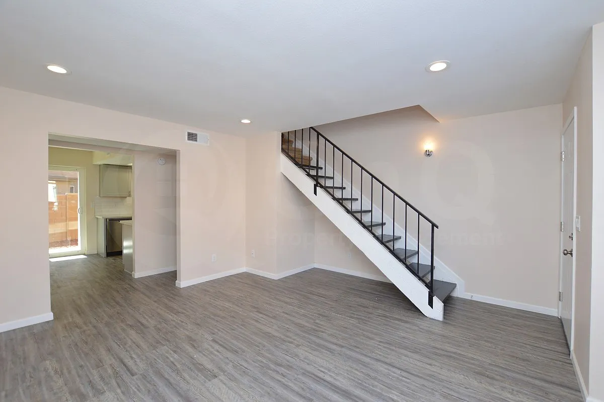 2 bed, 1.5 bath, 922 sqft, $1,449 — Photo 2