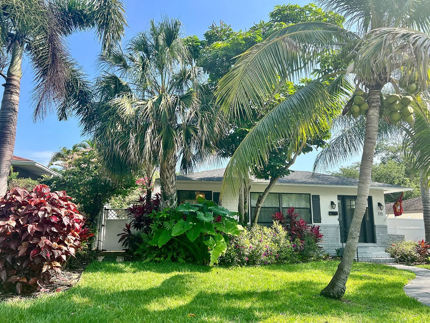 Fully Furnished 2/2 Old Ne Bungalow - Lease Term Through December 2026 — Photo 3