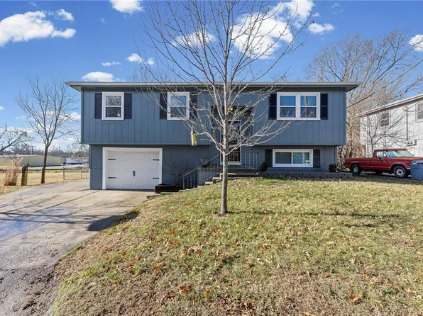 808 S Pearl St, Paola, KS 66071