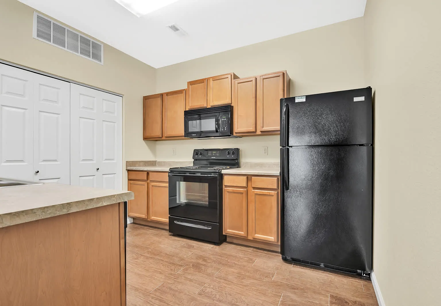 Deer Valley Apartments — Photo 1