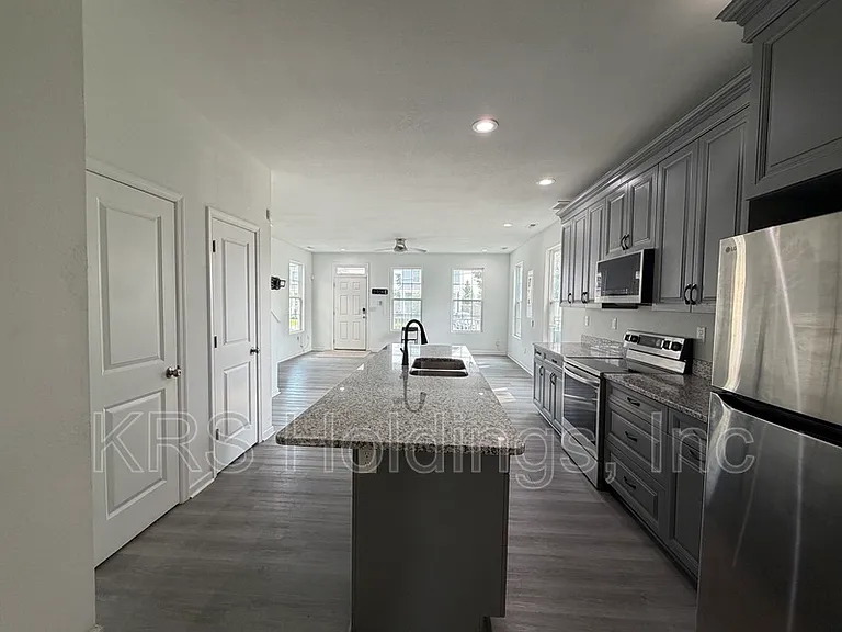 1010 Joyce St — Photo 4