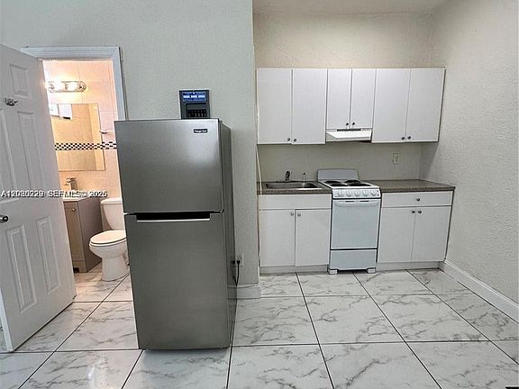 2nd image of 912 NW 9th Ave #8