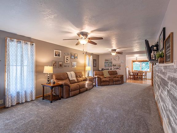 3rd image of 923 Driftwood St