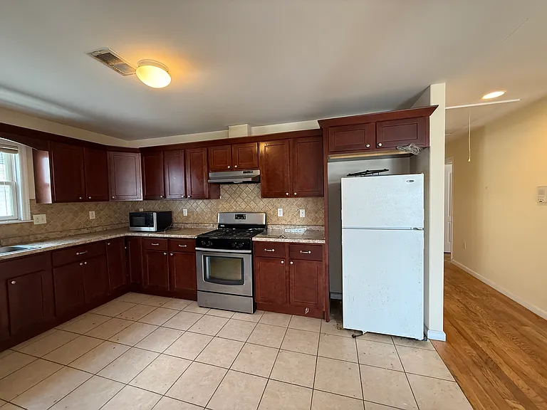 77 Forest St #2F — Photo 2
