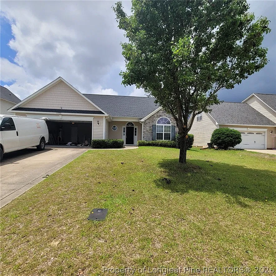 4 bed, 3.0 bath, 2326 sqft, $2,400 — Photo 2