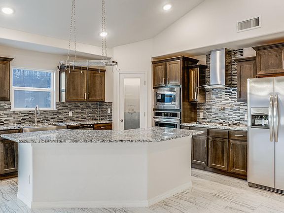 2nd image of 425 Villa Bonita Dr