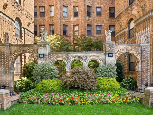 71 Ocean Parkway image 11 of 12