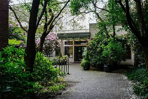 211 Summit Ave E Photo 1