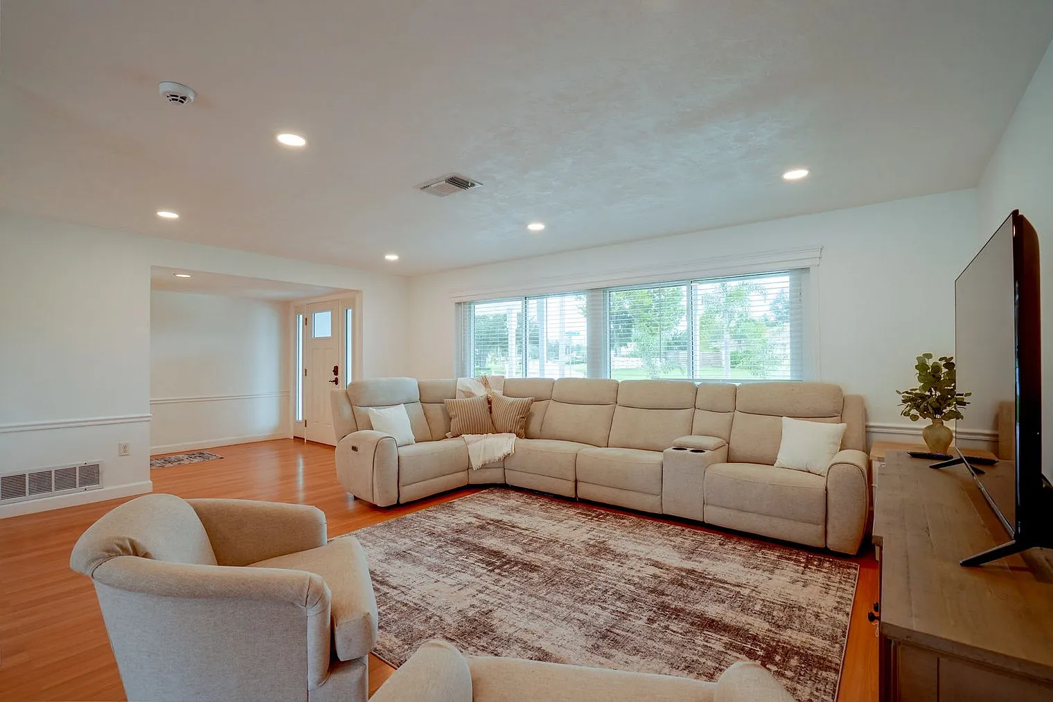 3 bed, 2.0 bath, 1593 sqft, $2,559 — Photo 1