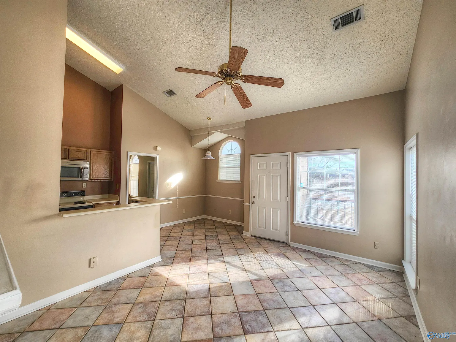 1 bed, 1.0 bath, 650 sqft, $995 — Photo 3