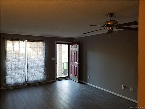 4th image of 1050 Surry Ln