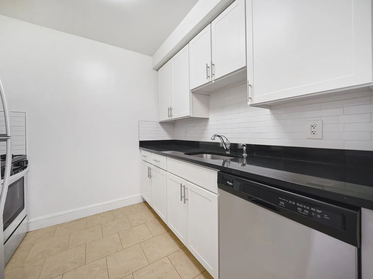 160 Riverside Boulevard — Photo 4