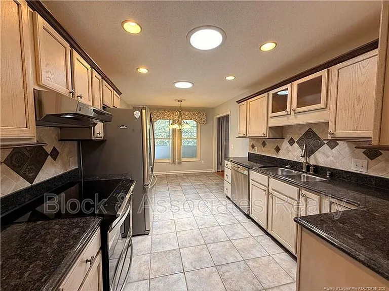 995 Greenbriar Dr — Photo 5