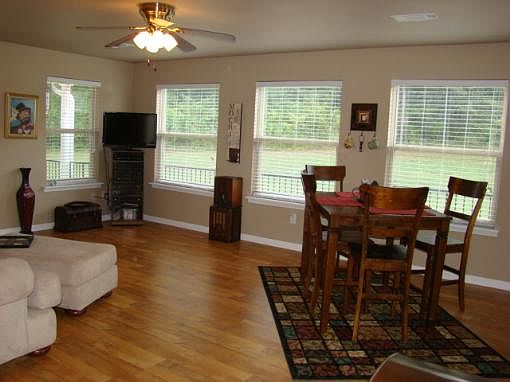 4th image of 401 Pin Oak Dr
