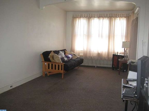 3rd image of 7168 Glenloch St