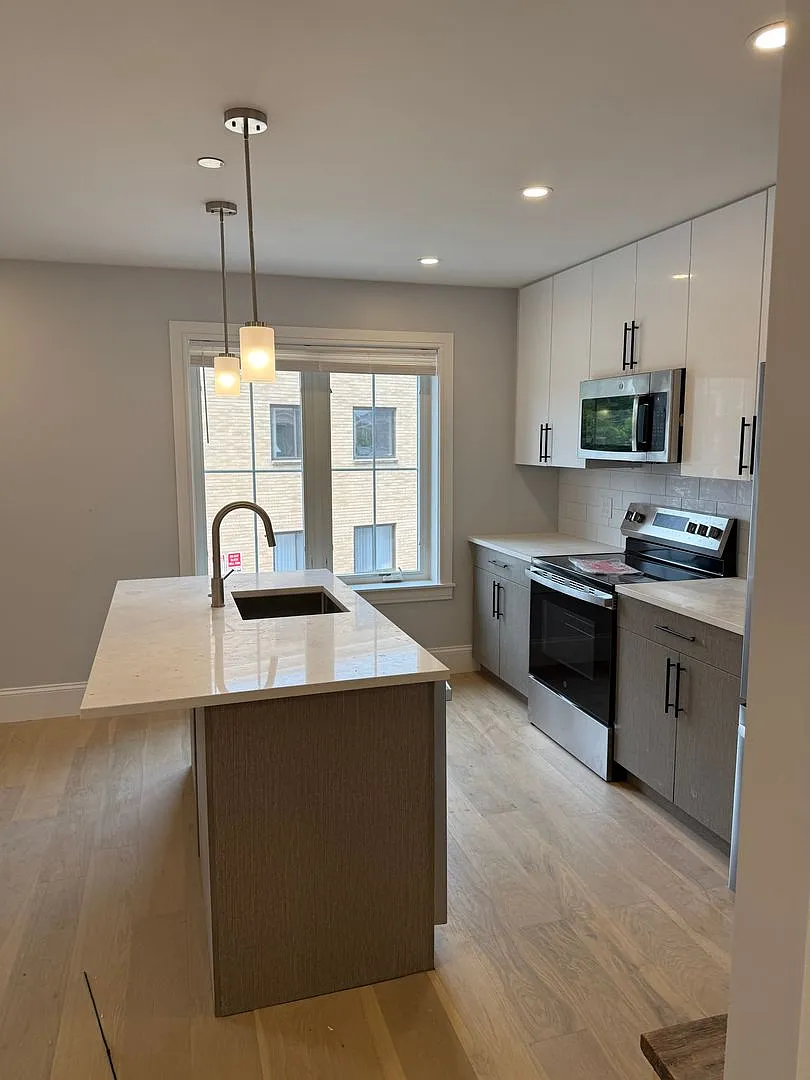 Brand New 2 Bed 2 Bath Unit — Photo 1