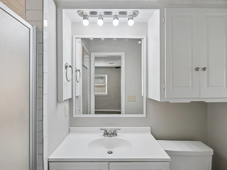 Ensuite bathroom 1