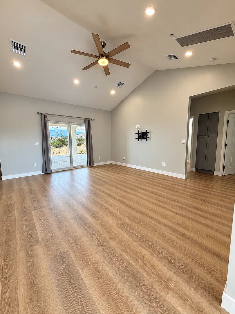 Gorgeous 4 Bedroom 2 Bathroom Home — Photo 4