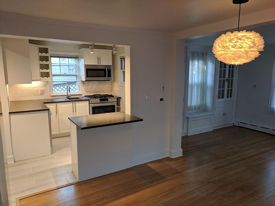 1st image of 546 Ashford Ave