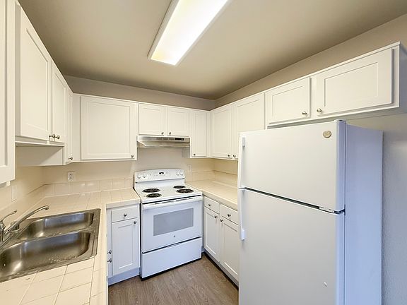 4th image of 842 Agate St APT 1