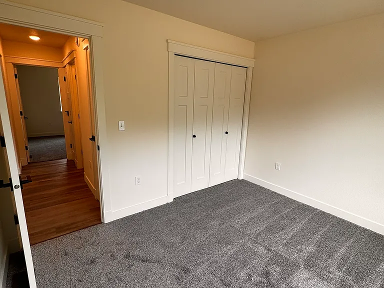 2544 N Midland Ave — Photo 19
