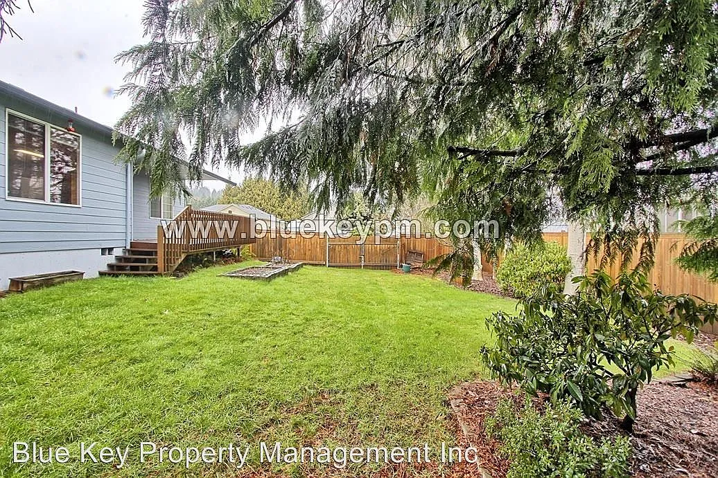 390 Maple St photo 1