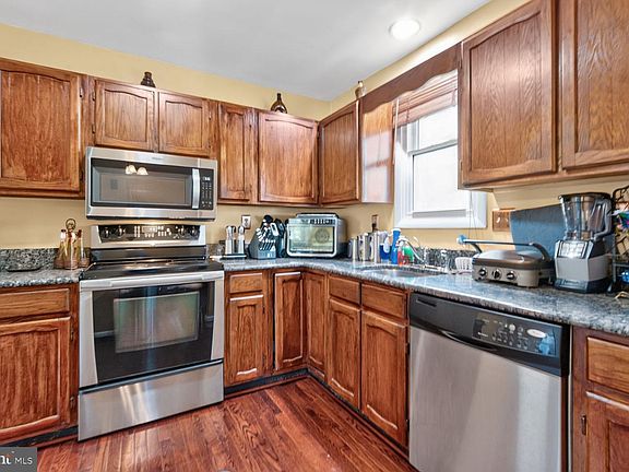 2nd image of 905 New Orchard Pl