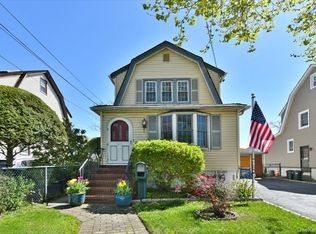 83 Cambridge St, Valley Stream, NY 11581