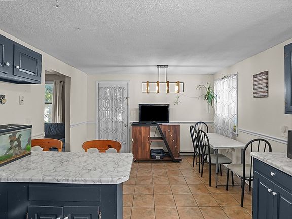 5th image of 613 Charlton St