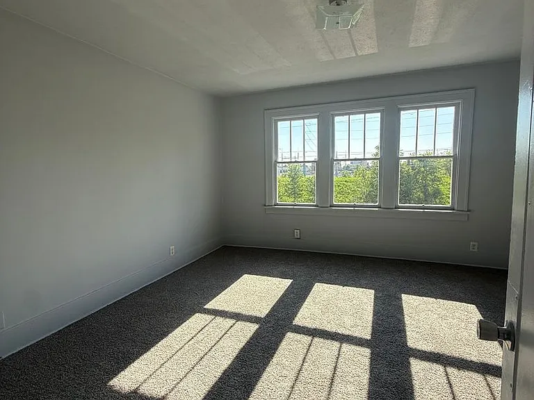 721 S Arnold St — Photo 5