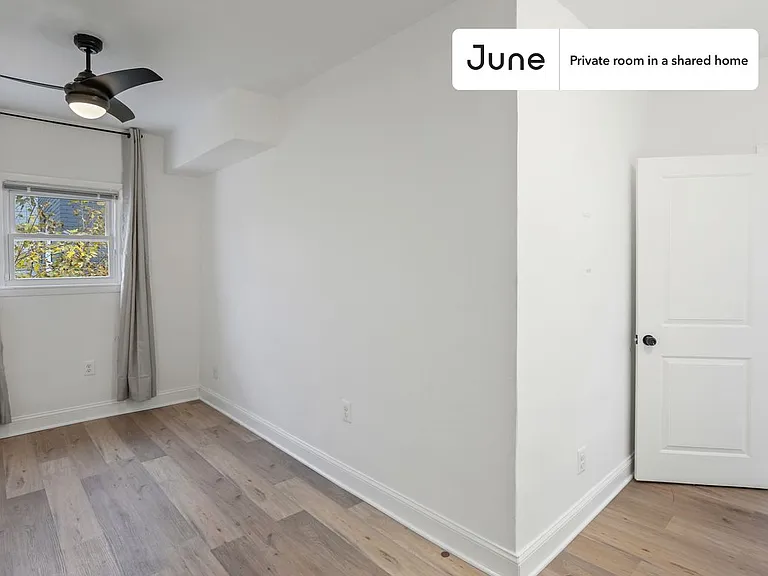 529 42nd St NE #B — Photo 2