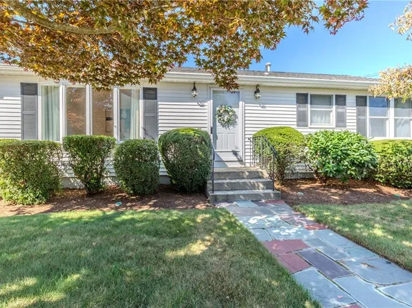 29 Zachariah Pl, Warwick, RI 02889