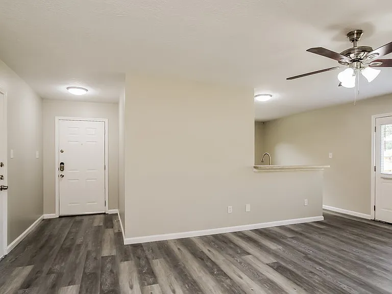1528 Glen Oaks Dr — Photo 5