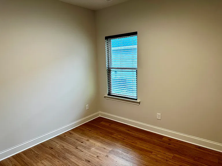 521 N Linwood Ave — Photo 32