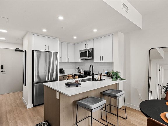 2nd image of 1131 Lawrence Ave #1375580