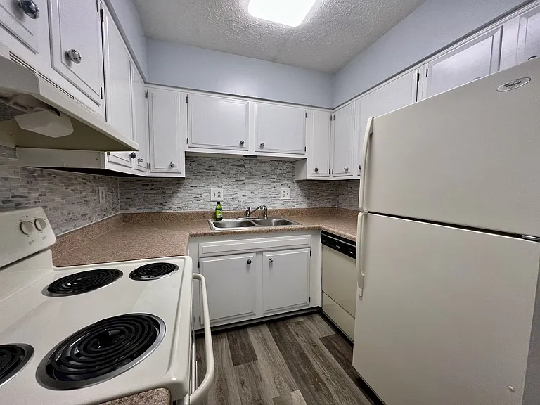Kitchen Holly Crest A2