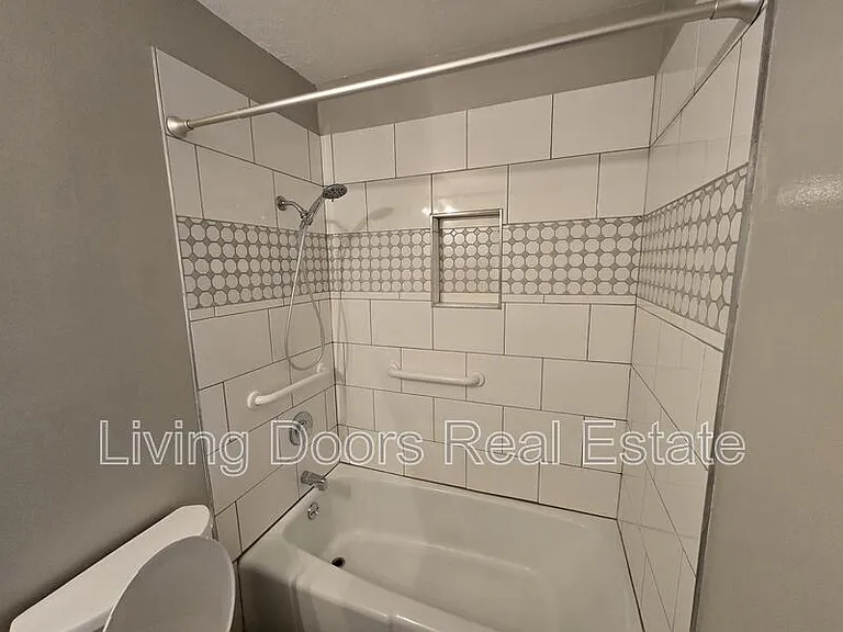4715 Gladstone St — Photo 12