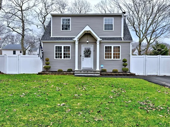 3 Avenue A, Holbrook, NY 11741
