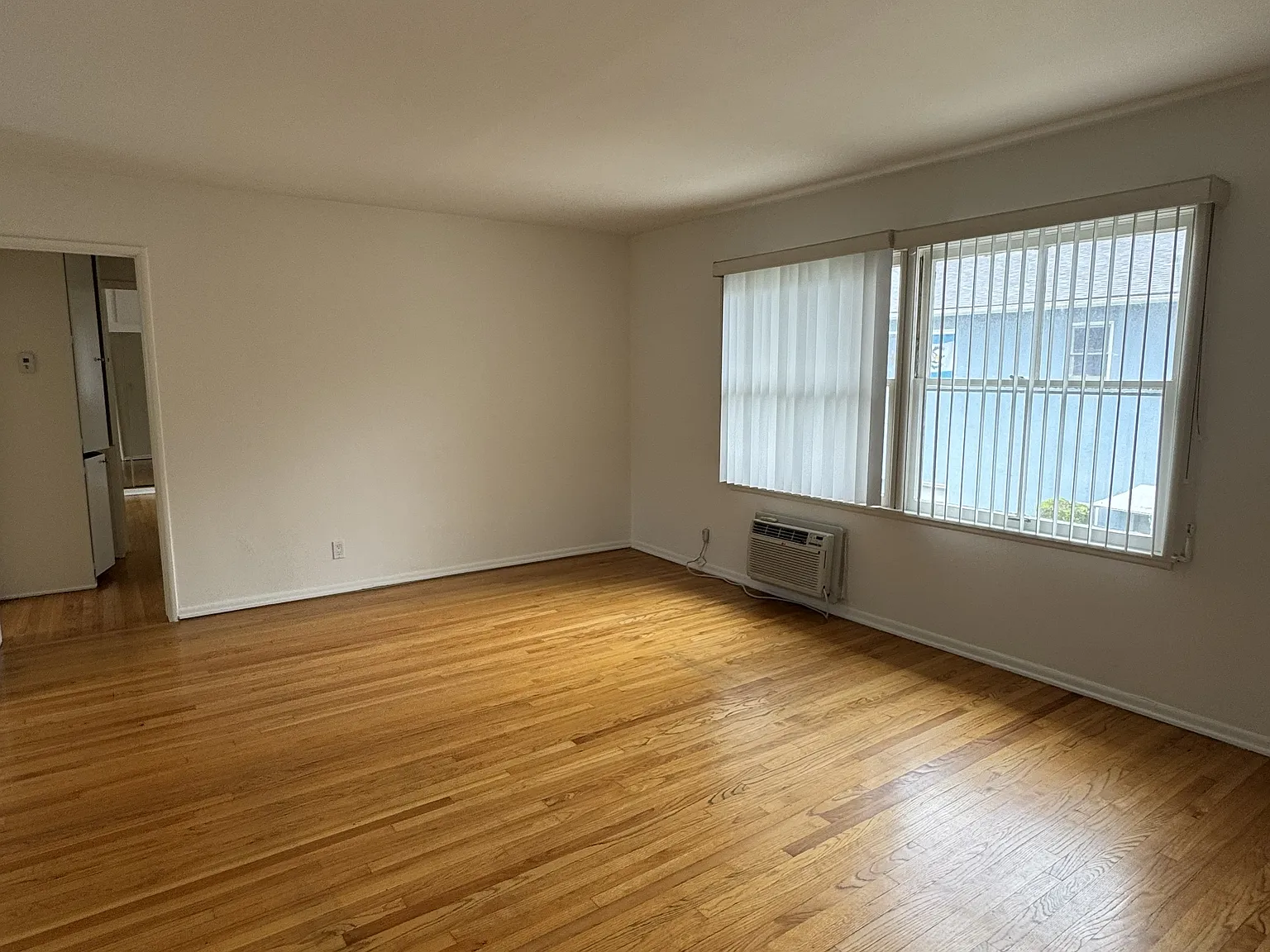 4941 Whitsett Ave — Photo 2