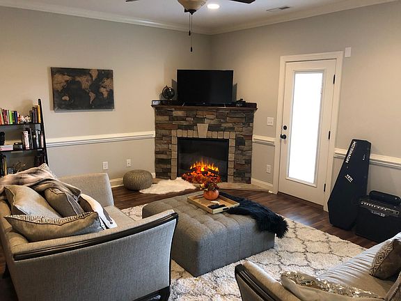 2nd image of 1668 Cambria Dr #B