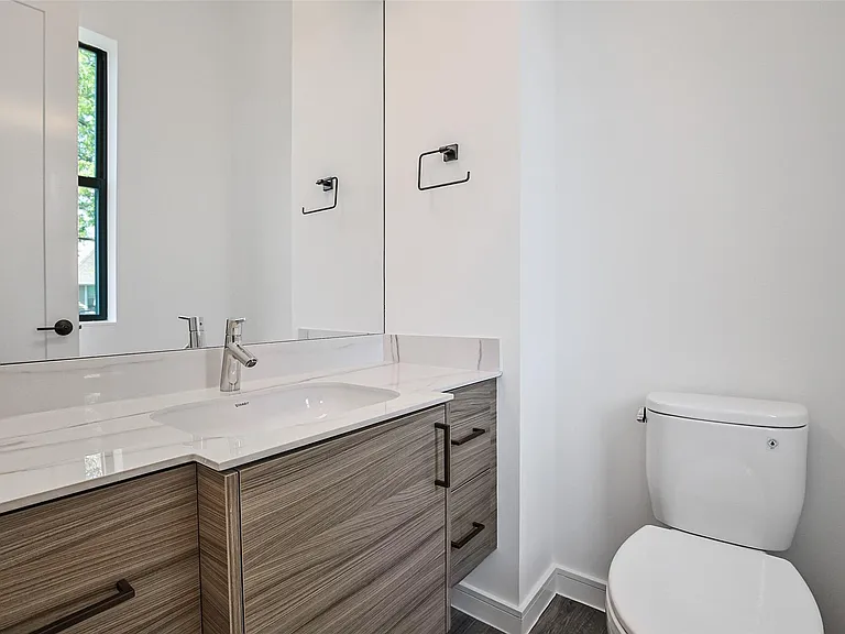 815 W 17th St — Photo 21
