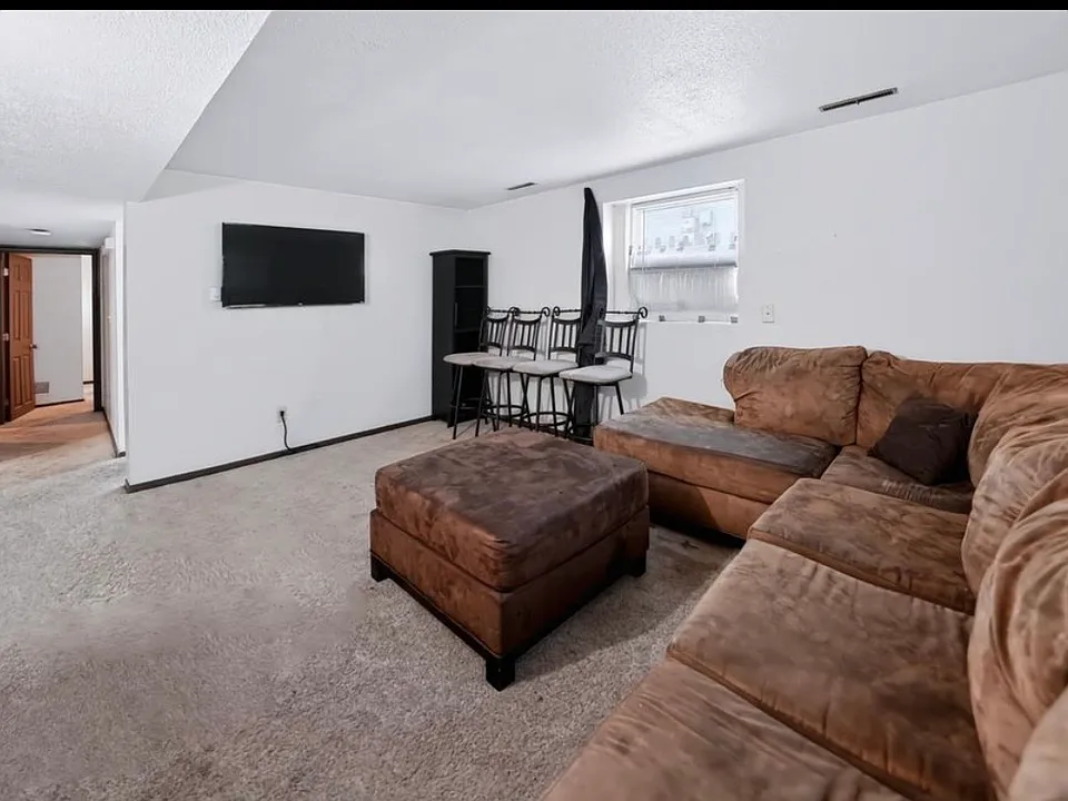 318 Baker St E #1