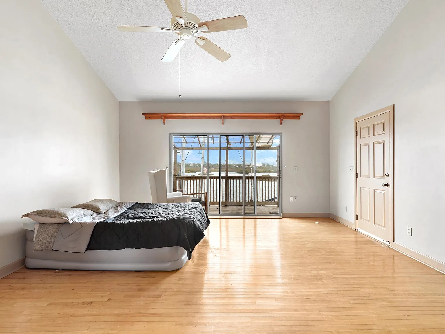 2 bed, 2400 sqft, $2,500 — Photo 4