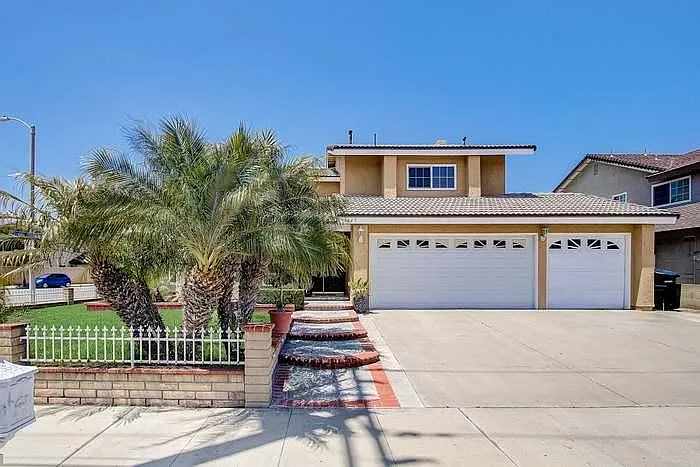 4 bed, 2.5 bath, 2633 sqft, $5,200 — Photo 2