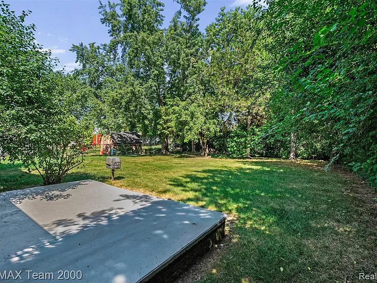 2053 Brookfield St — Photo 33