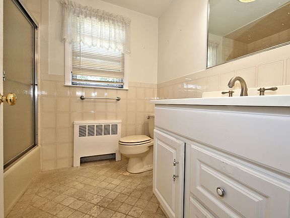 5th image of 419 Beach Ave Floor 2