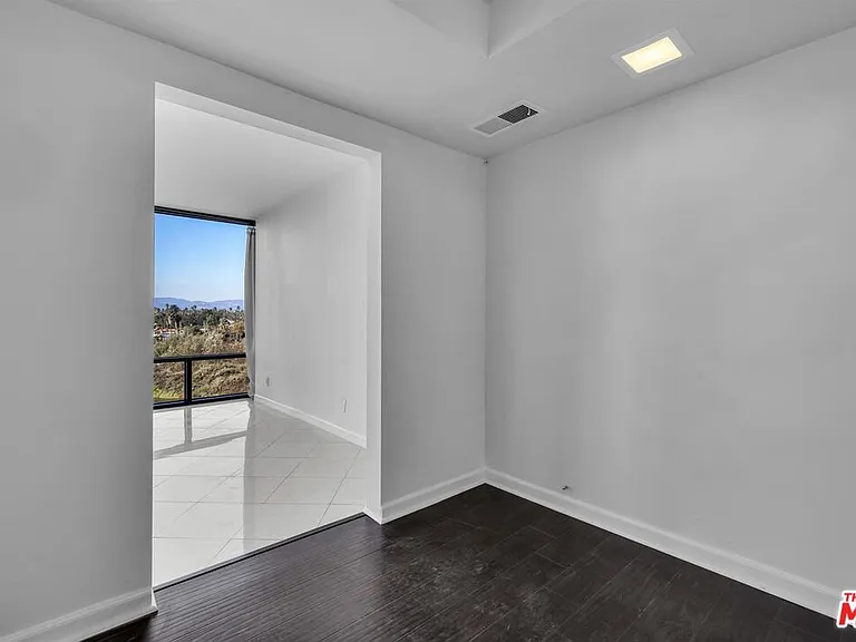 4333 Marina City Dr — Photo 17