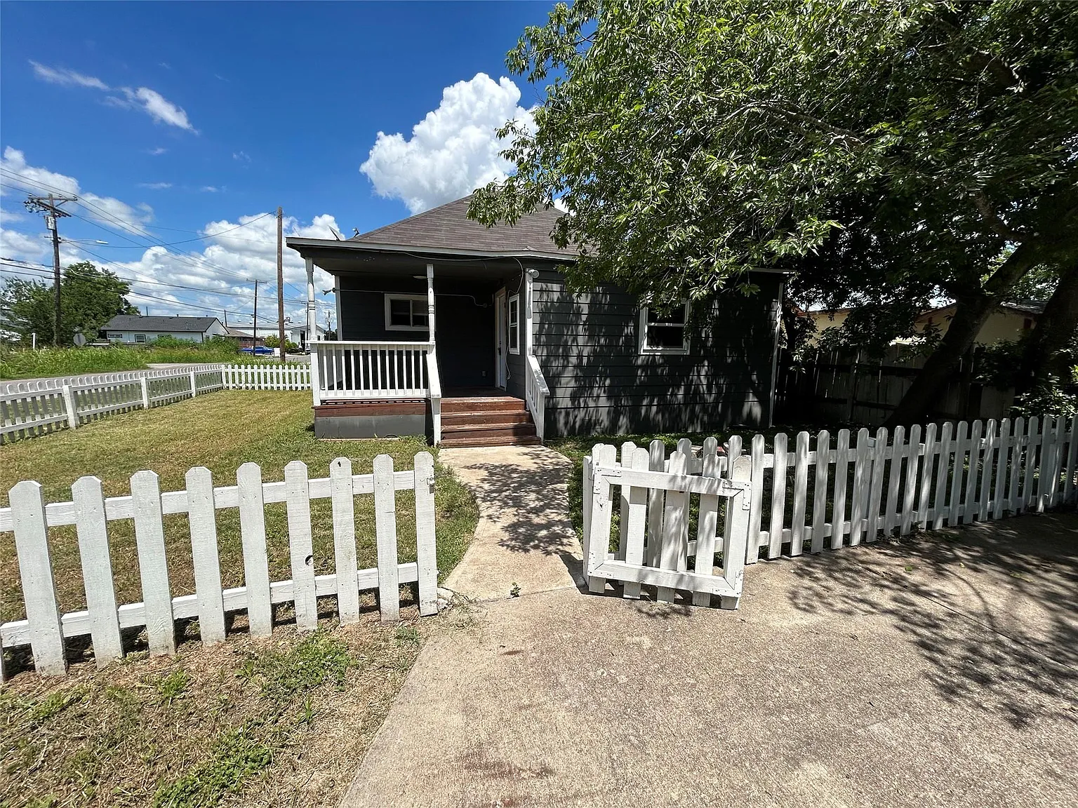 3 bed, 1.0 bath, 856 sqft, $1,300 — Photo 2